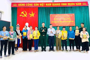 Lễ Bế giảng lớp học xóa mù chữ năm 2025 ở xã Quang Chiểu. Ảnh: Thao Văn Chứ