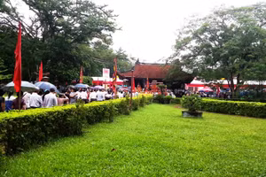 Du khách đến Lam Kinh trong mùa Lễ hội.