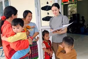 Giáo viên Trường Mầm non Tam Chung, Thanh Hóa làm công tác phổ cập giáo dục.