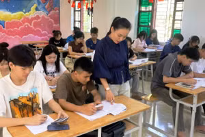 Cô và Trò Trường THPT Quan Hóa (Thanh Hóa) trong giờ ôn thi tại lớp.