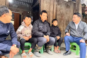 Thầy giáo Hoàng Trọng An (phải) - Phó hiệu trưởng Trường PTDTBT-THCS Mường Lý (Mường Lát, Thanh Hóa) đến nhà vận động học trò ra lớp sau kỳ nghỉ Tết.