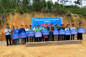 Lãnh đạo tỉnh Thanh Hóa và huyện Mường Lát trao biển tượng trưng số tiền hỗ trợ làm nhà cho người nghèo ở xã Trung Lý (Mường Lát, Thanh Hóa).