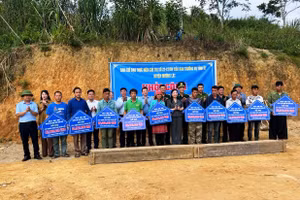 Lãnh đạo tỉnh Thanh Hóa và huyện Mường Lát trao biển tượng trưng số tiền hỗ trợ làm nhà cho người nghèo ở xã Trung Lý (Mường Lát, Thanh Hóa).
