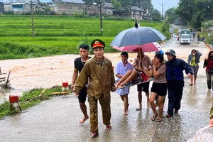 Công an xã Mường Chanh phối hợp nhân viên y tế đưa sản phụ trở dạ đi bệnh viện kịp thời. (Ảnh: CTV)