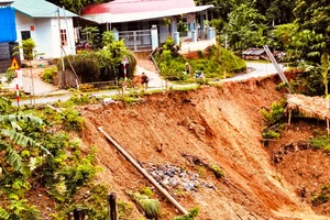 Sạt lở mái taluy âm bờ sông Mã ở xã Trung Sơn (Quan Hóa, Thanh Hóa).