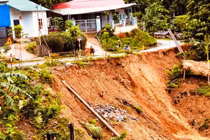 Sạt lở mái taluy âm bờ sông Mã ở xã Trung Sơn (Quan Hóa, Thanh Hóa).