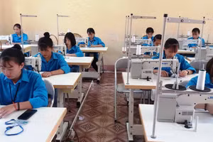 Học sinh Trường Trung cấp nghề miền núi Thanh Hóa học nghề may.