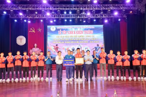Ông Đầu Thanh Tùng (áo trắng) - Phó Chủ tịch UBND tỉnh Thanh Hóa tặng Bằng khen của Chủ tịch UBND tỉnh và tiền thưởng cho tập thể đội bóng và các vận động viên thuộc Trường ĐH VH, TT & DL Thanh Hóa.
