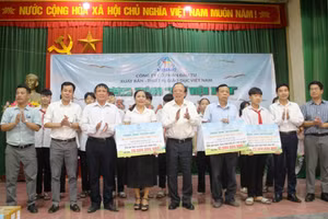 Ông Ngô Trần Ái - Chủ tịch Hội đồng quản trị Công ty VEPIC trao quà cho các nhà trường ở xã Định Hòa (Yên Định, Thanh Hóa).