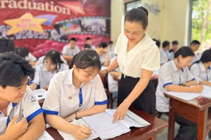Cô và trò Trường THCS Lê Lợi, phường Hạc Thành (Thanh Hóa). Ảnh: Thế Lượng