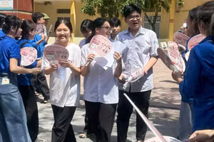 Thí sinh phấn khởi sau khi kết thúc buổi thi môn Ngữ văn. Ảnh: Nguyễn Thùy