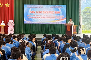 Trường Trung cấp nghề Miền núi Thanh Hóa phối hợp với doanh nghiệp tổ chức sàn giao dịch việc làm.
