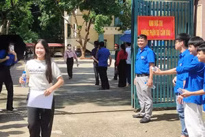 Thí sinh phấn khởi sau khi kết thúc môn thi tại điểm thi Trường THPT Mường Lát (Thanh Hóa).Ảnh: Thế Lượng