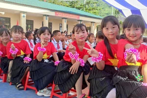 Học sinh Trường Tiểu học Pù Nhi (Thanh Hóa) trong ngày khai trường.