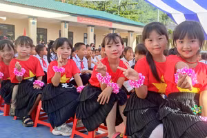 Học sinh Trường Tiểu học Pù Nhi (Thanh Hóa) trong ngày khai trường.