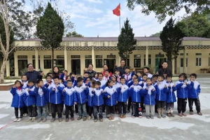 Học sinh Trường Tiểu học Sơn Điện 1 phấn chấn khi được tặng áo ấm.