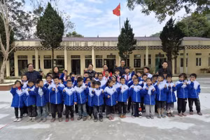 Học sinh Trường Tiểu học Sơn Điện 1 phấn chấn khi được tặng áo ấm.