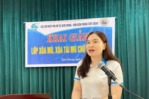 Bà Hoàng Thị Cam - Chủ tịch Hội Liên hiệp Phụ nữ xã Tam Chung (Thanh Hóa) khai giảng lớp xóa mù ở bản Ón. (Ảnh: Hội Phụ nữ xã cung cấp)