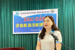 Bà Hoàng Thị Cam - Chủ tịch Hội Liên hiệp Phụ nữ xã Tam Chung (Thanh Hóa) khai giảng lớp xóa mù ở bản Ón. (Ảnh: Hội Phụ nữ xã cung cấp)