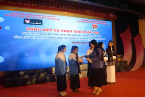 Trường THPT Dân tộc nội trú tỉnh Thanh Hóa trao giải cuộc thi Tìm hiểu quy định pháp luật về phòng chống tác hại thuốc lá. Ảnh: NTCC