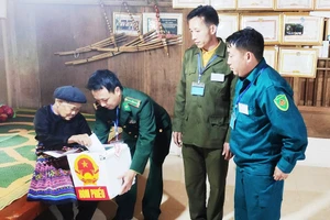 Cụ Sùng Thị Chu (SN 1926, xã Trung Lý, Thanh Hóa) thực hiện quyền và nghĩa vụ công dân của mình tại gia đình.