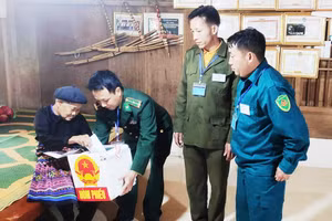 Cụ Sùng Thị Chu (SN 1926, xã Trung Lý, Thanh Hóa) thực hiện quyền và nghĩa vụ công dân của mình tại gia đình.