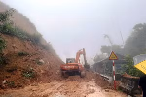 Đơn vị quản lý đường bộ Thanh Hóa huy động máy móc khắc phục sạt lở trên Quốc lộ 15C.