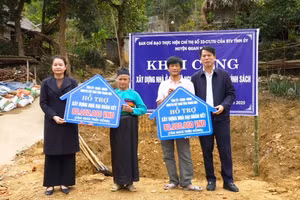 Bà Cao Thị Sợi (áo xanh) và anh Hà Văn Chuẩn (áo trắng), ở xã Nam Xuân (Quan Hóa, Thanh Hóa) nhận kinh phí hỗ trợ nhà ở.