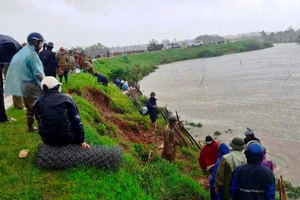 Hàng trăm người ở Thanh Hóa cứu hộ đê do ảnh hưởng của cơn bão số 3. (Ảnh minh họa).