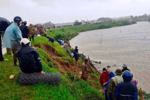 Hàng trăm người ở Thanh Hóa cứu hộ đê do ảnh hưởng của cơn bão số 3. (Ảnh minh họa).