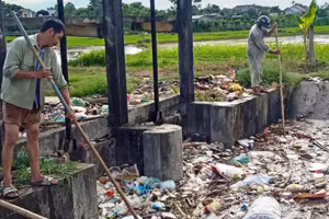 Lực lượng chức năng vớt xác lợn chết trên kênh dẫn nước ở Thanh Hóa. Ảnh: Cơ quan chức năng cung cấp.