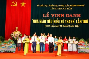 Thầy Trịnh Văn Tú đón nhận danh hiệu Nhà giáo Tiêu biểu xứ Thanh năm 2024. Ảnh: NVCC