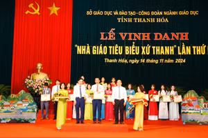 Thầy Trịnh Văn Tú đón nhận danh hiệu Nhà giáo Tiêu biểu xứ Thanh năm 2024. Ảnh: NVCC