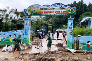 Lực lượng Quân đội giúp nhà trường khắc phục hậu quả lũ lụt ở xã Tam Thanh.