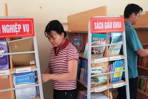 Nhân viên thư viện Trường THCS Quang Chiểu (Mường Lát, Thanh Hóa) đang làm việc.
