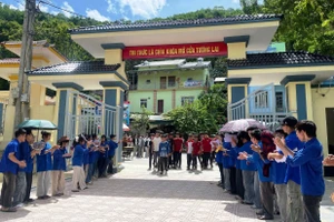 Tình nguyện viên đón các thí sinh vào làm thủ tục dự thi ở Trường THPT Quan Sơn (Thanh Hóa)