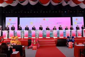 Các đại biểu thực hiện nghi thức khởi công xây dựng TTTM “AEON MALL Thanh Hoá”.