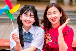 Nữ sinh Vi Ánh Ly Na và cô giáo chủ nhiệm lớp 9A3 - Nguyễn Thu Hà . Ảnh: NVCC