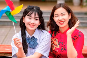 Nữ sinh Vi Ánh Ly Na và cô giáo chủ nhiệm lớp 9A3 - Nguyễn Thu Hà . Ảnh: NVCC