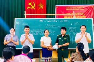Lãnh đạo Đồn Biên phòng Quang Chiểu và UBND xã Mường Chanh tặng quà học viên khi bế giảng khóa học. Ảnh: Vi Thị Hồng Hà