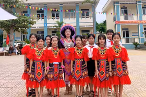 Cô giáo Hơ Thị Dợ và học sinh ở Trường Tiểu học Sơn Thủy (Thanh Hóa). Ảnh: NVCC