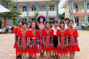 Cô giáo Hơ Thị Dợ và học sinh ở Trường Tiểu học Sơn Thủy (Thanh Hóa). Ảnh: NVCC