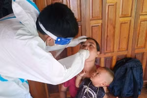 Lực lượng Y tế lấy mẫu dịch bệnh bạch hầu đối với người dân. (Ảnh: TH).