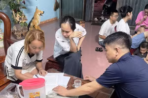 Cán bộ Phòng An ninh đối ngoại Công an tỉnh Thanh Hóa làm việc với gia đình chị T. (Ảnh: CACC)