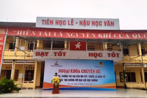 Trường THPT Lam Kinh (Thọ Xuân, Thanh Hóa) tổ chức buổi ngoại khóa tuyên truyền phòng chống tác hại của thuốc lá, ma túy. Ảnh: NTCC