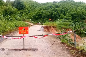 UBND xã Na Mèo cắm biển cảnh báo người dân đề phòng nguy hiểm.