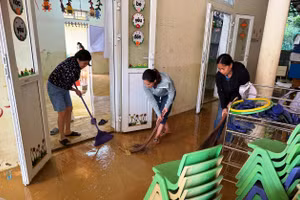 Giáo viên Trường Mầm non Thiết Ống (Thanh Hóa) tập trung làm vệ sinh sau bão.