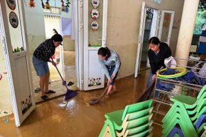 Giáo viên Trường Mầm non Thiết Ống (Thanh Hóa) tập trung làm vệ sinh sau bão.