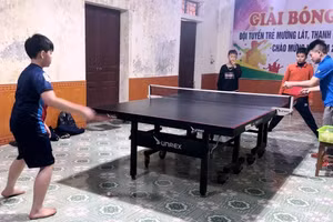 Thầy Bùi Xuân Thảo (phải) đang tập luyện bóng bàn cho học sinh. Ảnh: NVCC