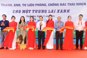 Các đại biểu cắt băng khai mạc “Triển lãm tranh, ảnh, tư liệu phòng, chống rác thải nhựa cho một tương lai xanh”.